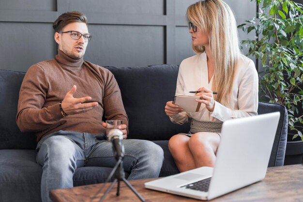 Mulher tomando entrevista no escritório