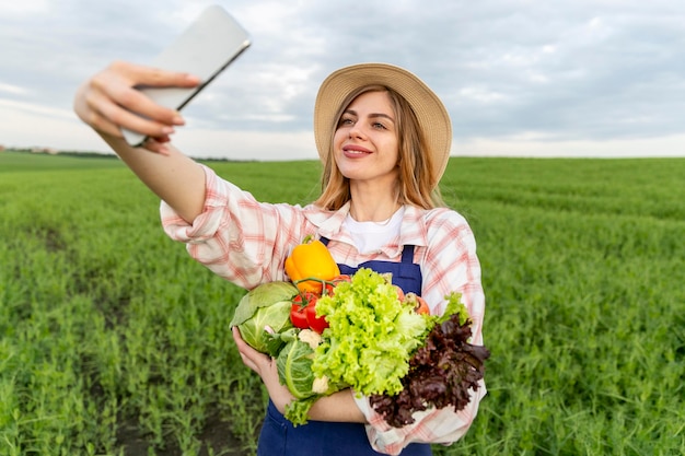 Mulher tomando selfie com legumes