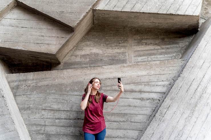 Foto grátis mulher tomando selfie