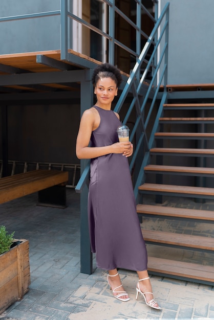 Mulher tomando um café gelado lá fora