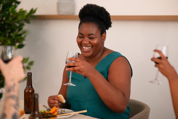 Foto grátis mulher tomando uma bebida em um jantar