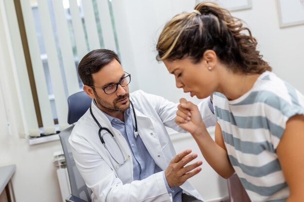 Mulher tossindo visitando médico na clínica paciente tossindo na consulta médica com seu médico Mulher doente visitando médico no hospital