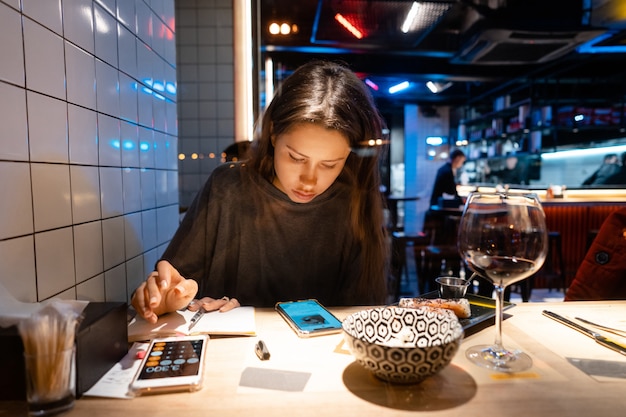 Foto grátis mulher trabalha em um café à noite