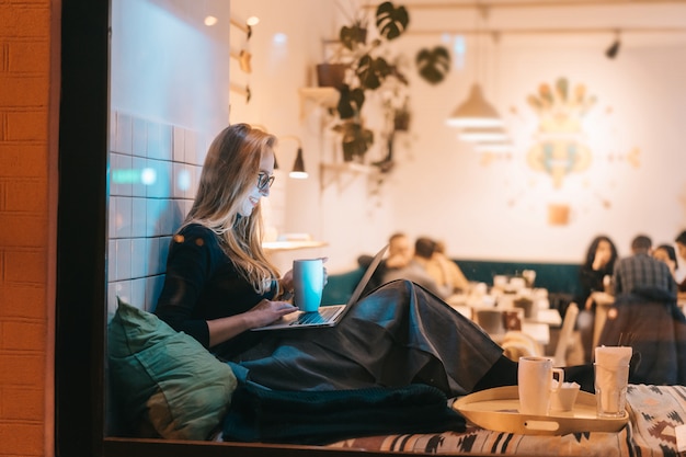 Mulher trabalha em um café à noite