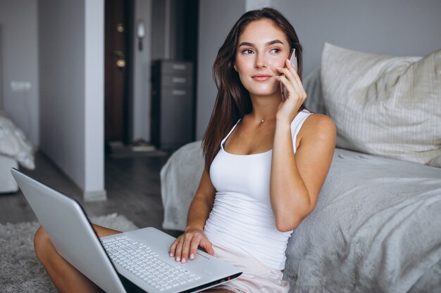 Mulher, trabalhando casa, ligado, um, computador