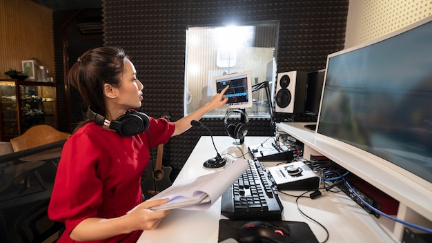 Mulher trabalhando com equipamento de rádio profissional