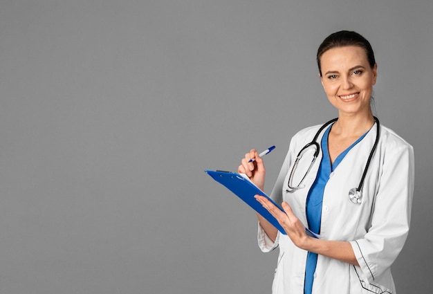 Foto grátis mulher trabalhando como médica