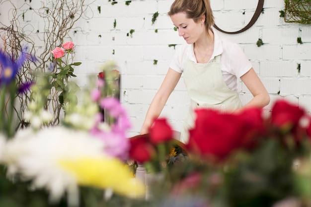 Foto grátis mulher trabalhando em atelier florista