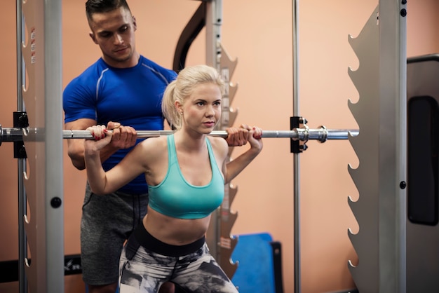 Foto grátis mulher trabalhando em construção muscular