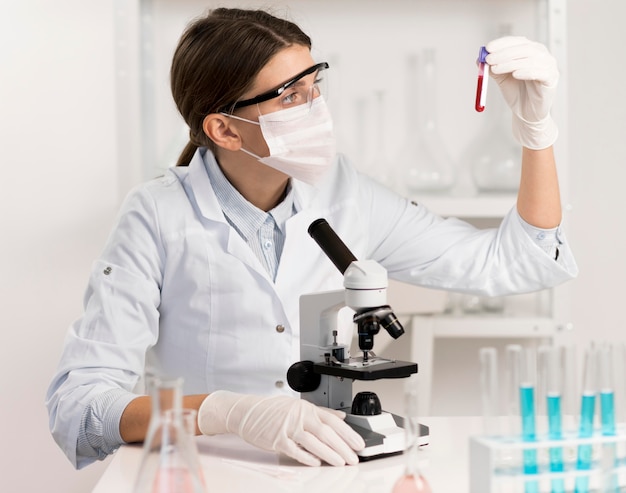 Foto grátis mulher trabalhando em laboratório de perto