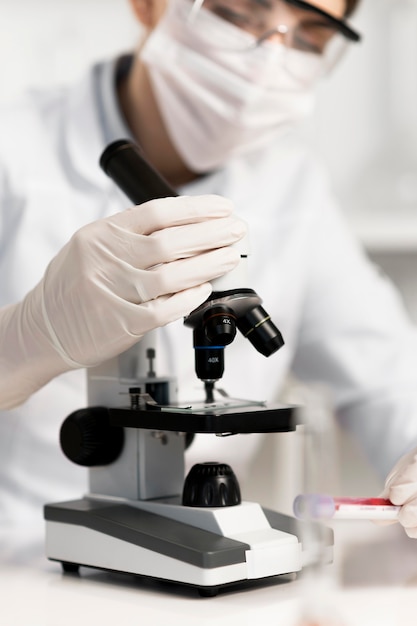 Foto grátis mulher trabalhando em laboratório de perto