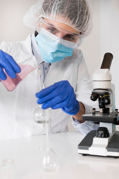 Foto grátis mulher trabalhando em laboratório