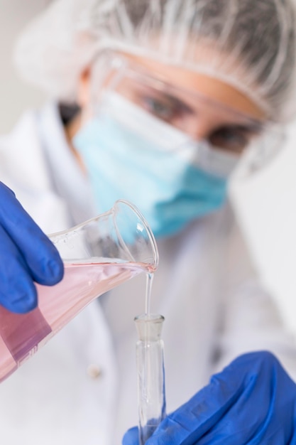 Foto grátis mulher trabalhando em laboratório