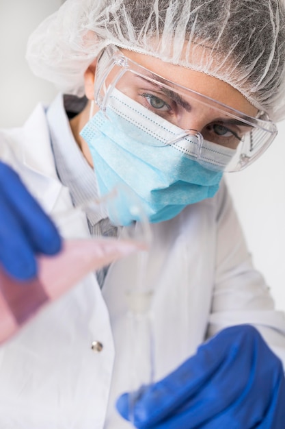 Mulher trabalhando em laboratório