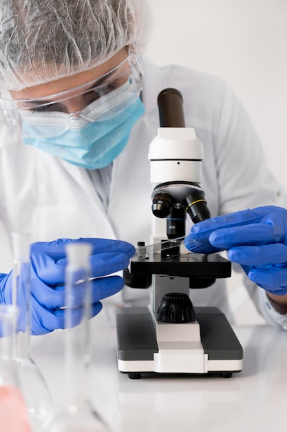 Foto grátis mulher trabalhando em laboratório