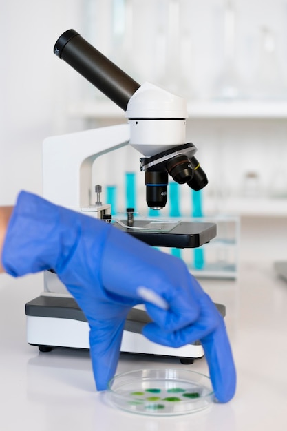 Foto grátis mulher trabalhando em laboratório