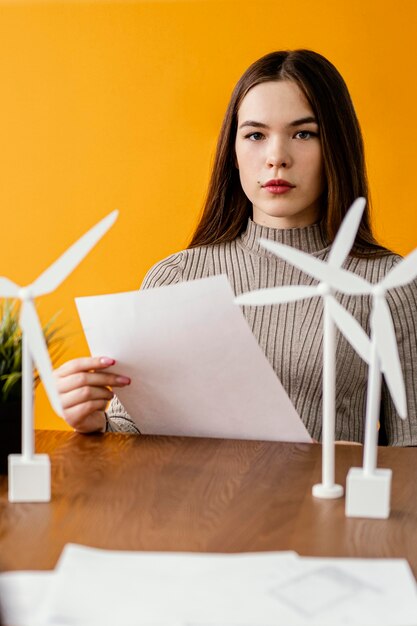Mulher trabalhando em projeto de energia renovável