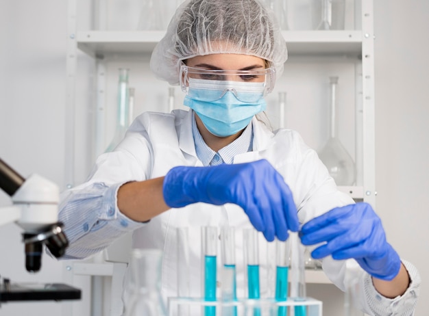 Foto grátis mulher trabalhando em retrato de laboratório