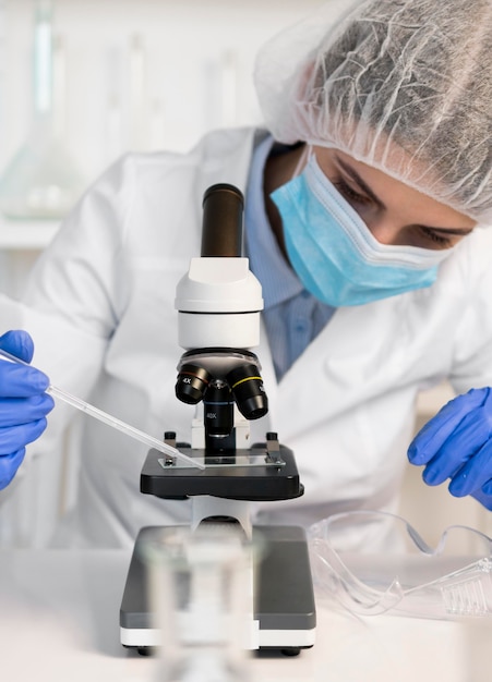 Foto grátis mulher trabalhando em retrato de laboratório