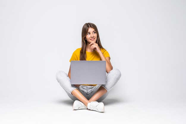 Mulher trabalhando em um laptop em um backgorund branco