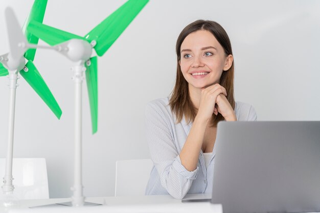 Mulher trabalhando em uma inovação de energia