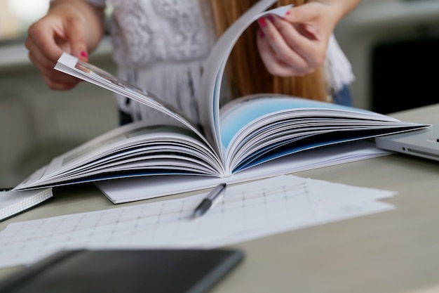 Mulher trabalhando no escritório