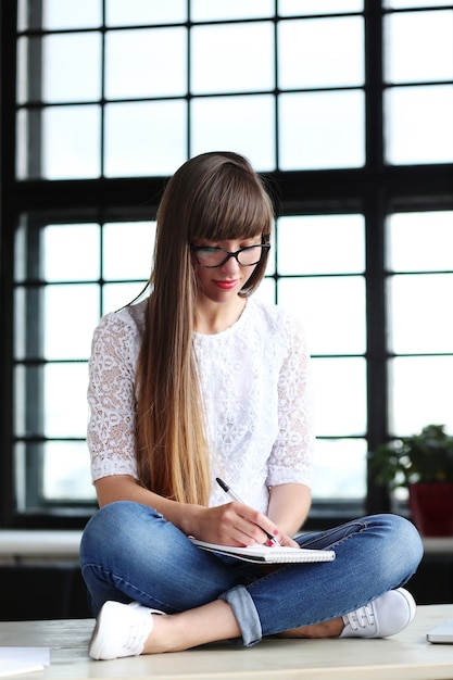 Mulher trabalhando no escritório