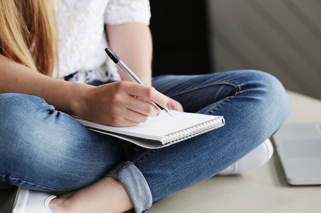 Mulher trabalhando no escritório