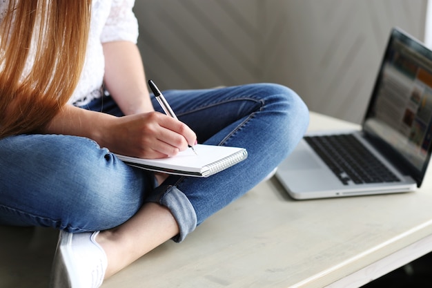 Mulher trabalhando no escritório