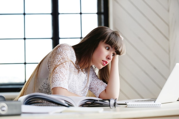 Mulher trabalhando no escritório