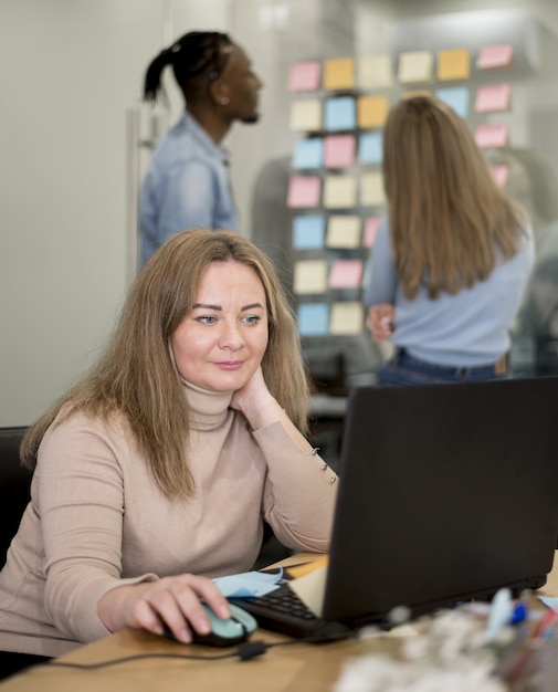 Mulher trabalhando no laptop no escritório