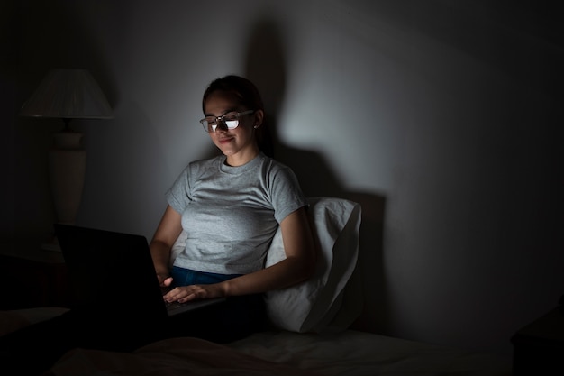 Mulher trabalhando no laptop tarde da noite