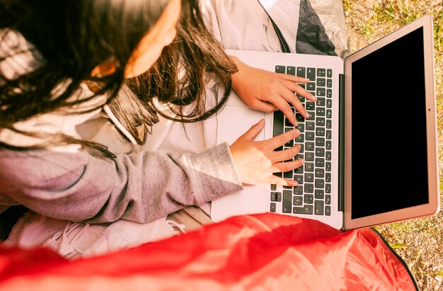 Mulher, trabalhando, remotamente, e, usando computador portátil