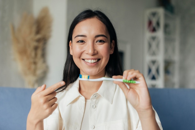 Foto grátis mulher transmitindo ao vivo sobre problemas dentários