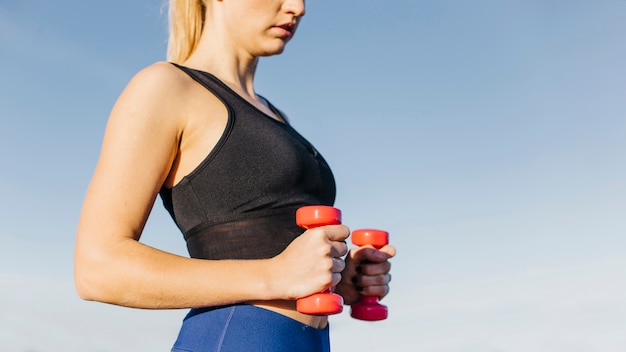 Mulher, treinamento, com, dumbbells, praia