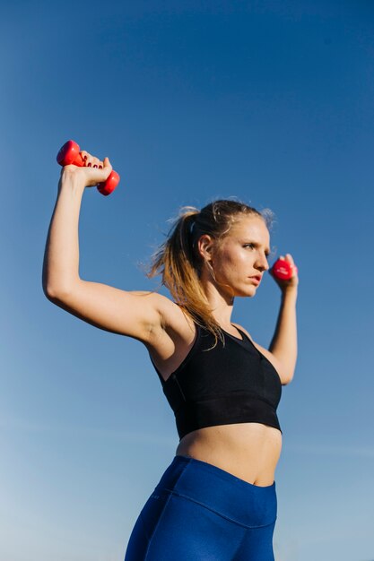 Mulher, treinamento, com, dumbbells, praia