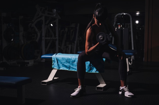 Foto grátis mulher, treinamento, em, ginásio