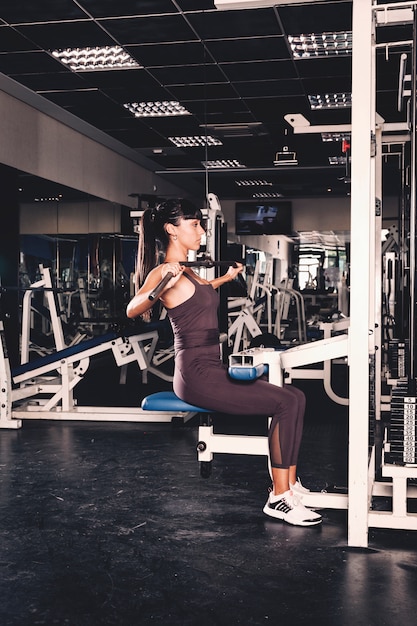Mulher, treinamento, em, ginásio