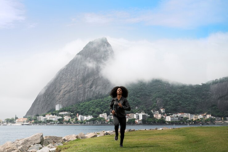 Foto grátis mulher treinando ao ar livre