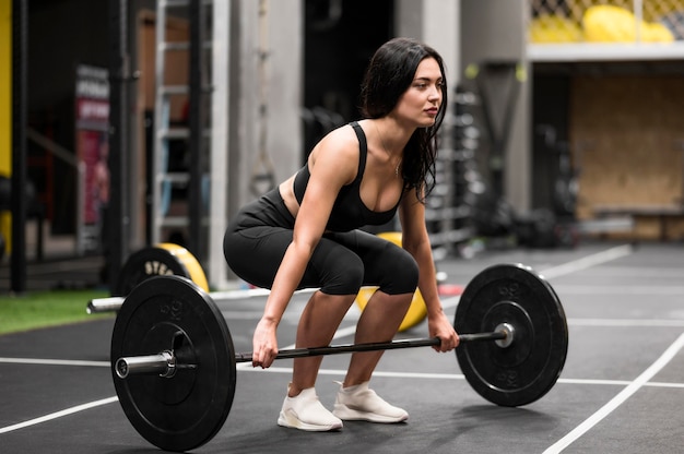 Foto grátis mulher treinando com halterofilismo