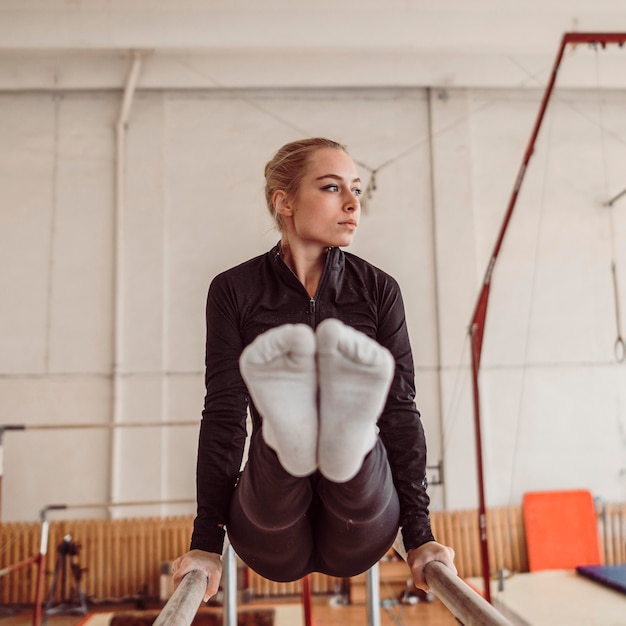 Mulher treinando para campeonato de ginástica