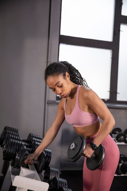 Mulher treinando para levantamento de peso no ginásio