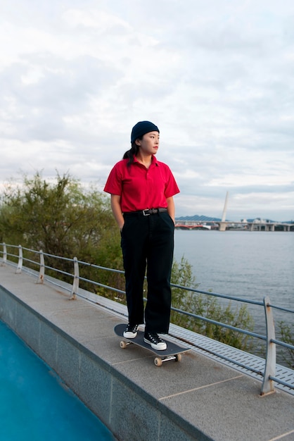 Foto grátis mulher treinando skate park