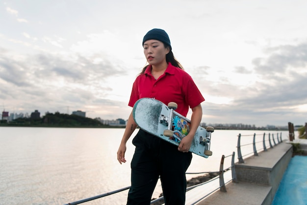 Mulher treinando skate park