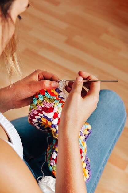 Mulher tricotando com agulha