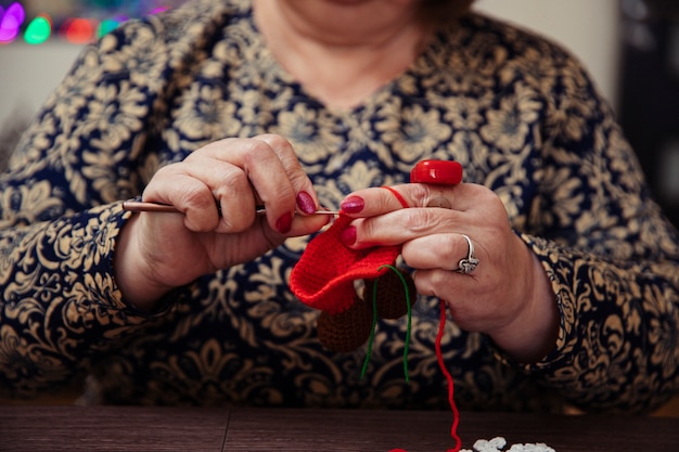 Foto grátis mulher tricotando com fios vermelhos. foto de alta qualidade