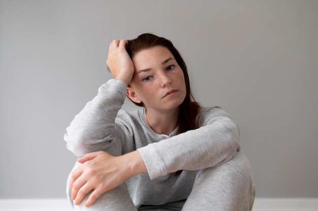 Foto grátis mulher triste com tiro médio dentro de casa