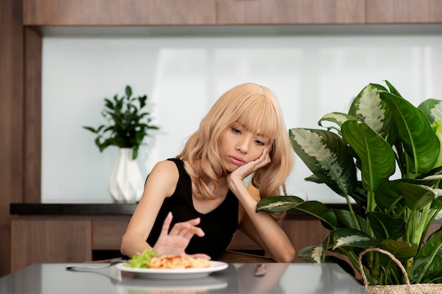 Mulher triste com tiro médio e transtorno alimentar