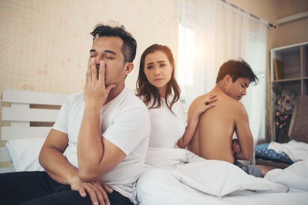 Mulher triste mudar cara ela tem muitos namorado conversando no quarto