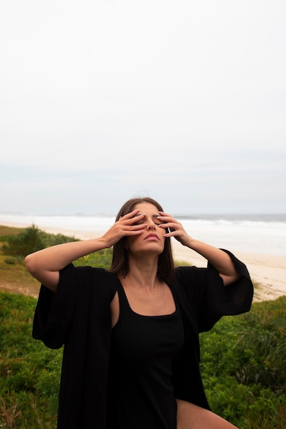 Foto grátis mulher triste perto do mar